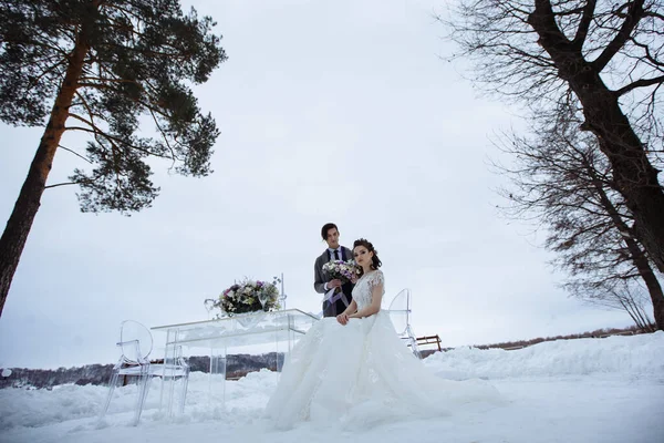 Winter Geënsceneerde Huwelijksfotografie Bruid Bruidegom Met Een Mooi Boeket Naast — Stockfoto