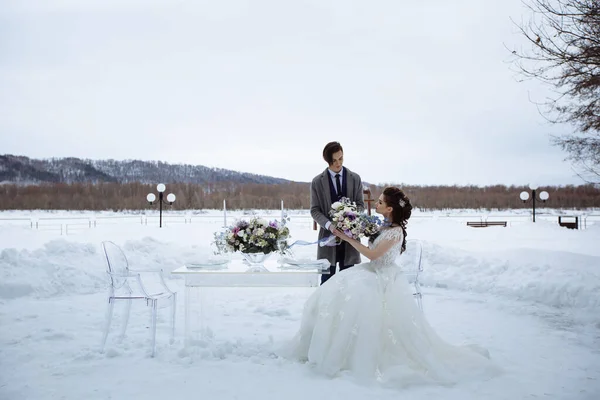 Winter Megrendezte Esküvői Fotózás Menyasszony Vőlegény Egy Gyönyörű Csokor Mellett — Stock Fotó