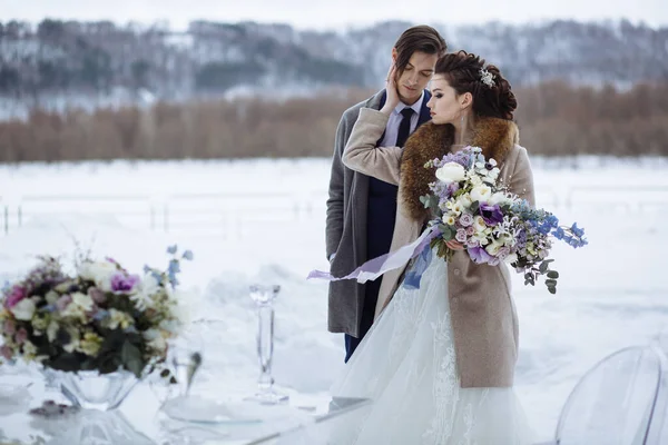 Χειμερινή Σκηνοθετημένη Φωτογραφία Γάμου Νύφη Και Γαμπρός Ένα Όμορφο Μπουκέτο — Φωτογραφία Αρχείου