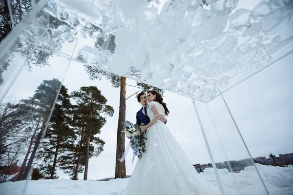 Χειμερινή Σκηνοθετημένη Φωτογραφία Γάμου Νύφη Και Γαμπρός Ένα Όμορφο Μπουκέτο — Φωτογραφία Αρχείου