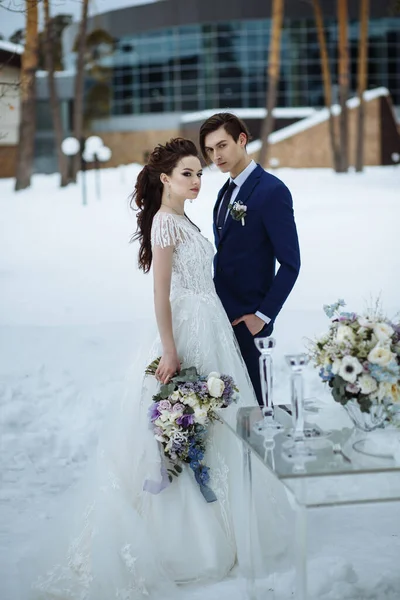 Fotografía Boda Escenificada Invierno Novia Novio Con Hermoso Ramo Lado — Foto de Stock