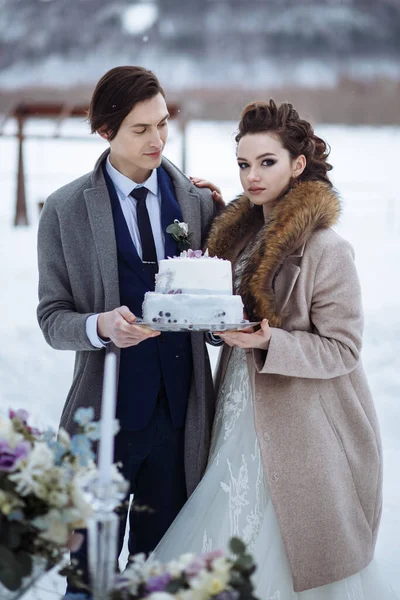 Menyasszony Vőlegény Téli Természetben Állnak Egy Üvegasztal Mellett Esküvői Tortát — Stock Fotó