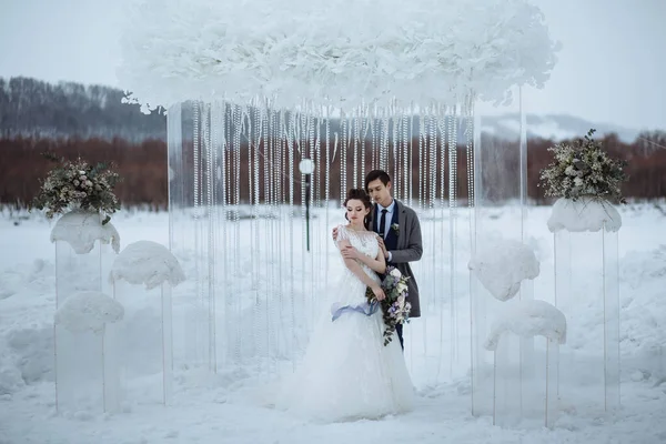 Bruid Met Een Mooi Boeket Bruidegom Bruiloft Winter Schieten Jongeren — Stockfoto