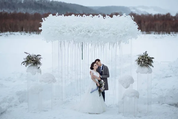 Menyasszony Egy Gyönyörű Csokorral Vőlegény Esküvői Téli Forgatáson Fiatalok Téli — Stock Fotó