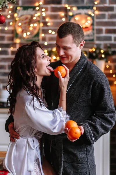 Mensen Kamerjassen Lachen Keuken Versierd Met Kerstmis Hebben Sinaasappels Hun — Stockfoto