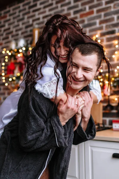 Een Man Een Meisje Kamerjassen Keuken Die Ingericht Voor Viering — Stockfoto