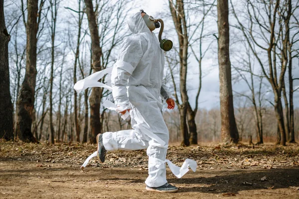 Seorang Pria Dalam Setelan Sanitasi Dan Masker Gas Adalah Jogging — Stok Foto