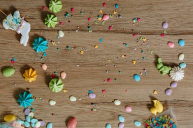 Paskalya pastası yapmak için çeşitli tatlı malzemeler mutfak masasına saçılmış.