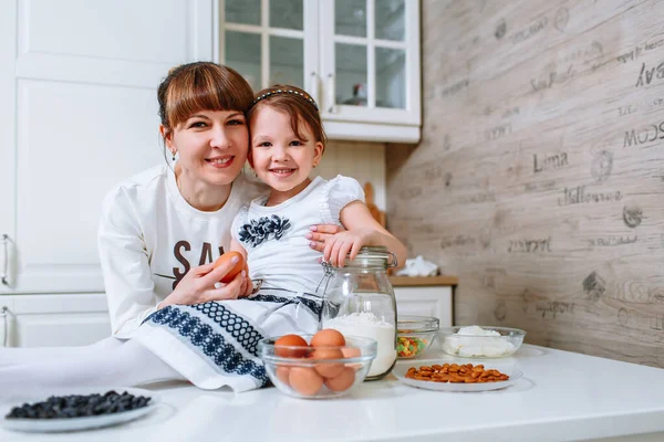 Una Niña Está Sentada Mesa Cocina Sonriendo Madre Está Pie — Foto de Stock