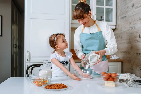 Hija Ayuda Madre Cocinar Cocina — Foto de Stock