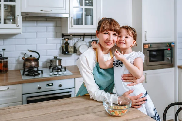 Una Chica Sonriente Abraza Madre Gente Cocina — Foto de Stock