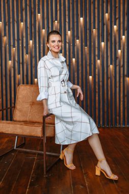 Takım elbiseli kız model. Galeri için kıyafet gösterisi.