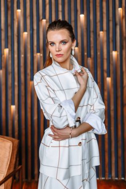 Takım elbiseli kız model. Galeri için kıyafet gösterisi.