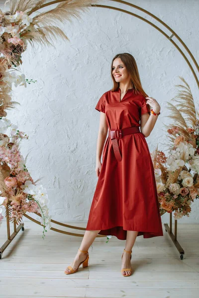 Модель Девушки Красном Платье Фоне Цветочной Арки — стоковое фото