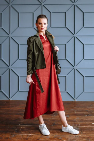 Ein Model Rotem Kleid Grüner Jacke Und Handtasche Vorführung Von — Stockfoto