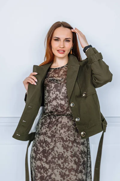 Model Girl Light Dress Green Jacket Demonstration Clothing Showroom — Stock Photo, Image
