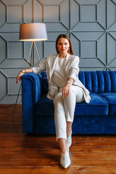 Ein Model Mädchen Businessanzug Auf Einem Blauen Sofa Bekleidungsvorführung Einem — Stockfoto