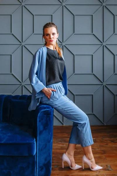 Model Girl Blue Business Suit Clothing Demonstration Showroom Blue Sofa — Stock Photo, Image
