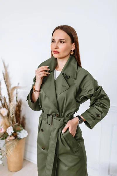 Model Girl Green Raincoat Clothing Demonstration Showroom — Stock Photo, Image