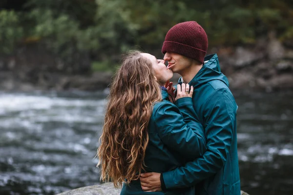 Portret Van Minnaars Groene Regenjassen Met Liefdesemoties Tegen Achtergrond Van — Stockfoto