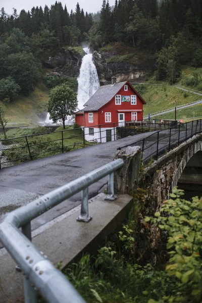 Casa Estilo Noruego Sobre Fondo Una Cascada — Foto de Stock