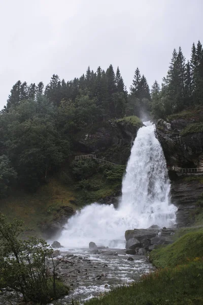 Waterval Achtergrond Van Een Naaldbos Noorwegen — Stockfoto