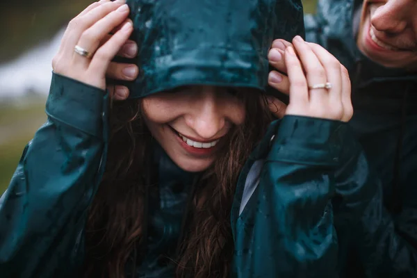 Cara Una Chica Sonriente Con Impermeable Verde Que Abrazada Por — Foto de Stock