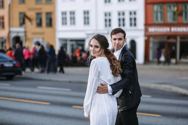 Dois Amantes Caminham Abraçando Rua — Fotografia de Stock