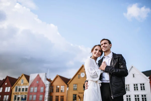 Twee Geliefden Staan Tegen Achtergrond Van Oude Wijk Bergen — Stockfoto