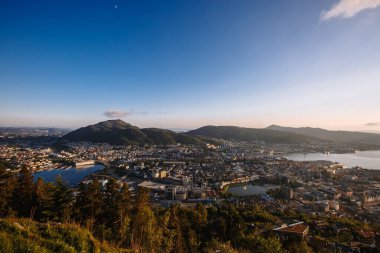 Günbatımında Norveç 'in Bergen kentinin kuş bakışı görüntüsü