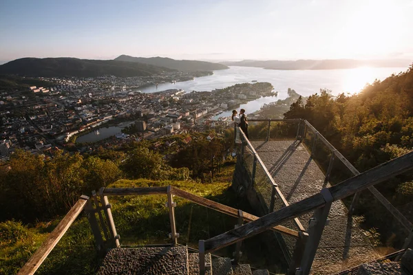 Dos Amantes Pie Plataforma Observación Bergen Noruega Sobre Fondo Puesta — Foto de Stock