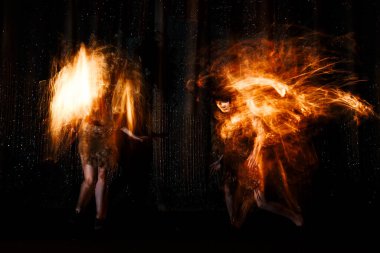 Hayalet kızlar, tiyatronun ruhları, tiyatronun sahnesinde ateşten bir patika eşliğinde..