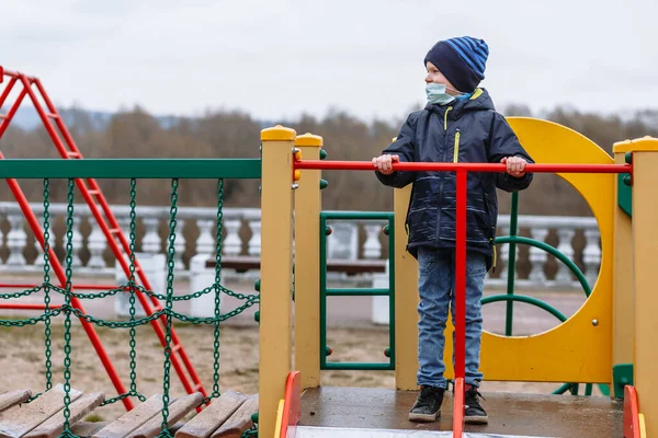 Ein Kind Medizinischer Maske Spielt Auf Einem Spielplatz — Stockfoto