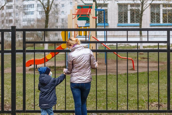 Мать Ребенок Медицинских Масках Смотрят Друг Друга Фоне Детской Площадки — стоковое фото