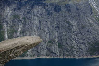 Norveç 'te Trol Dili adında bir kaya parçası.
