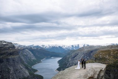 Norveç 'te Troll' un Dili adlı bir kaya parçasının düğün töreninden çıkış töreni.