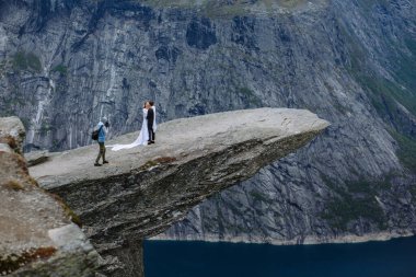 Bir fotoğrafçı Norveç 'te Trol Dili adlı bir kaya parçasında yeni evli bir çiftin fotoğrafını çekiyor.