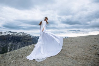 Norveç 'te Trol' ün Dili adında bir kaya parçasında koşan gelin.