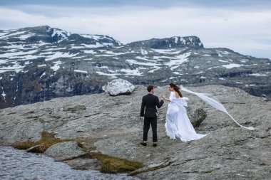 Gelin ve damat dağda yürüyor.