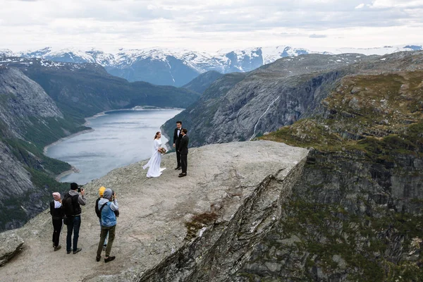 Fotoğrafçılar Kameramanlar Norveç Troll Dili Adlı Bir Kaya Parçasında Düğün — Stok fotoğraf