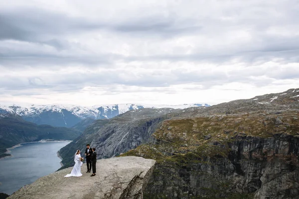 Uitgang Huwelijksceremonie Een Rots Fragment Noorwegen Genaamd Troll Tong — Stockfoto