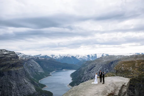 Salida Ceremonia Boda Fragmento Roca Noruega Llamado Lengua Troll — Foto de Stock