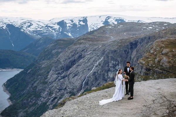 Uitgang Huwelijksceremonie Een Rots Fragment Noorwegen Genaamd Troll Tong — Stockfoto