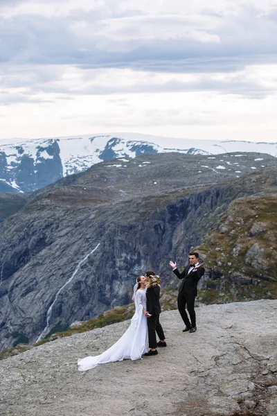 Uitgang Huwelijksceremonie Een Rots Fragment Noorwegen Genaamd Troll Tong — Stockfoto