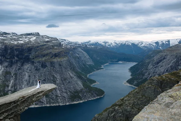 Norveç Troll Dili Adında Bir Kaya Parçasında Yeni Evliler — Stok fotoğraf