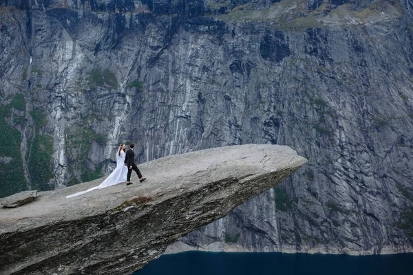 Pasgetrouwden Een Rots Fragment Noorwegen Genaamd Troll Tong — Stockfoto