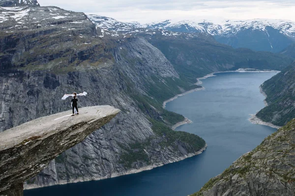 Norveç Troll Dili Adında Bir Kaya Parçasında Yeni Evliler — Stok fotoğraf