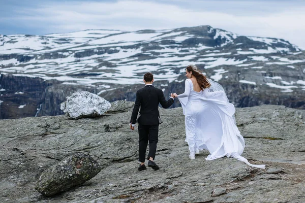 Menyasszony Vőlegény Sétálnak Hegyen — Stock Fotó