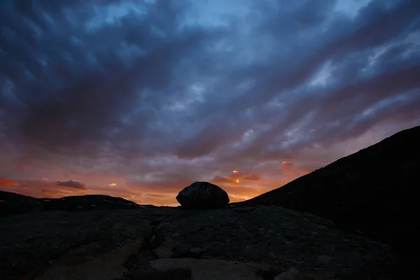 Berglandschaft Norwegische Landschaft Ein Großer Stein Auf Dem Hintergrund Des — Stockfoto