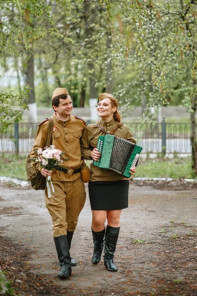 Soldier Walks Alley Hugging Military Girl Playing Accordion Spring People — Stock Photo, Image